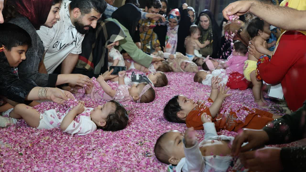 آیین ملی گل‌غلتان در کاشان برگزار شد